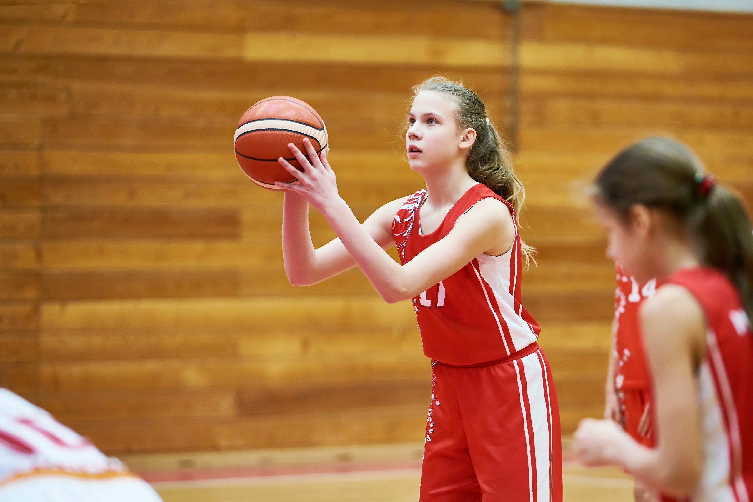 She played basketball. Воронина баскетболистка. Девушка бросает мяч. Basketball Player бол. Девочки баскетбол Нижний.